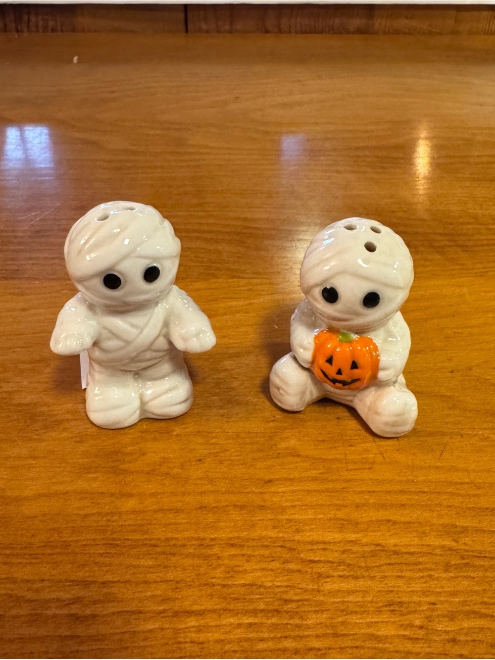 Cracker Barrel Halloween Ceramic Mummy Salt & Pepper Shaker Set NEW